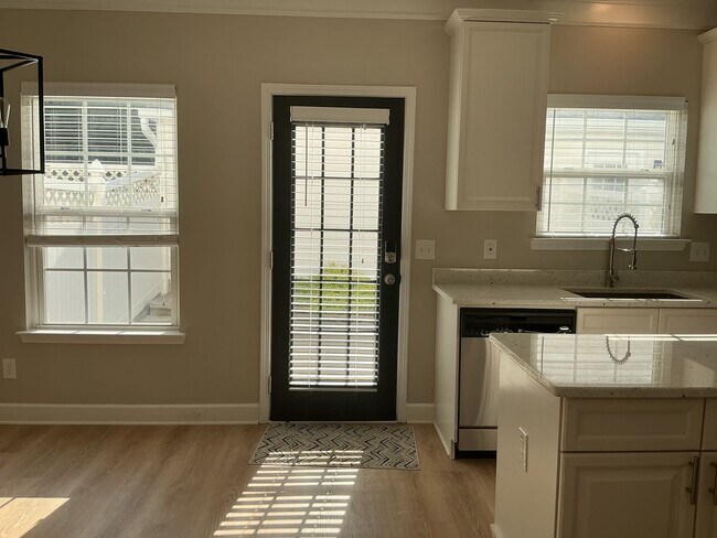 Foto del edificio - Beautiful 3 Bedroom, 2.5 Bath Townhouse in...