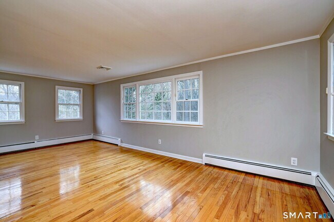 Foto del edificio - 25 Shelter Rock Rd