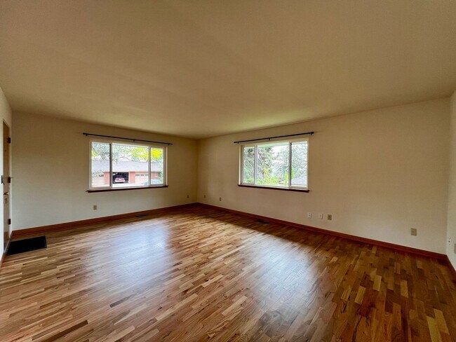 Building Photo - 608-610 Estee Court - Yakima