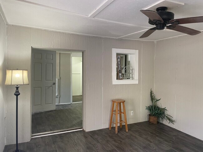 Building Photo - 827 Cumberland Dr