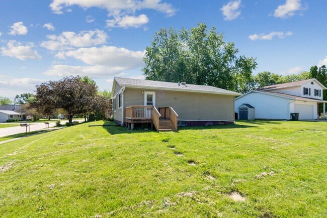Building Photo - 125 - 127 West Gate - Cedar Falls (Duplex)
