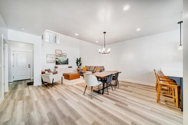 Foto del edificio - 4343 W Defender Dr