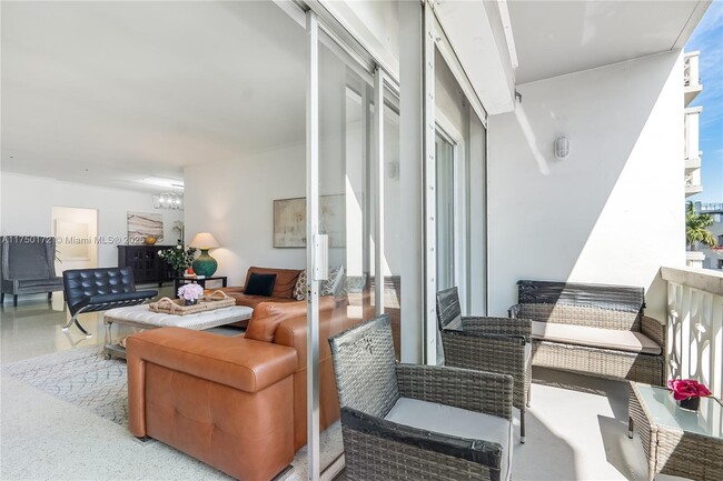 Foto del edificio - 9700 W Bay Harbor Dr