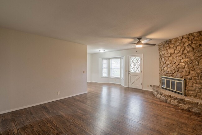Building Photo - Updated 3 Bedroom in Broken Arrow