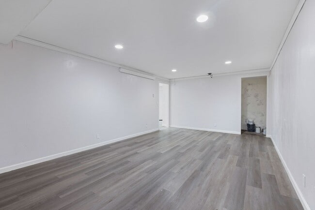 Building Photo - Y725AT