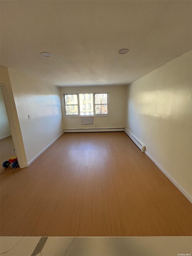 Building Photo - 670 Sagamore St