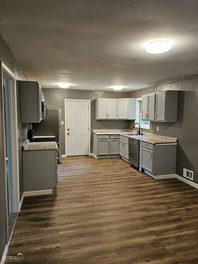 Foto del edificio - 3134 Waters Rd SW