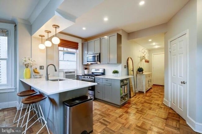 Building Photo - 1869 Mintwood Pl NW