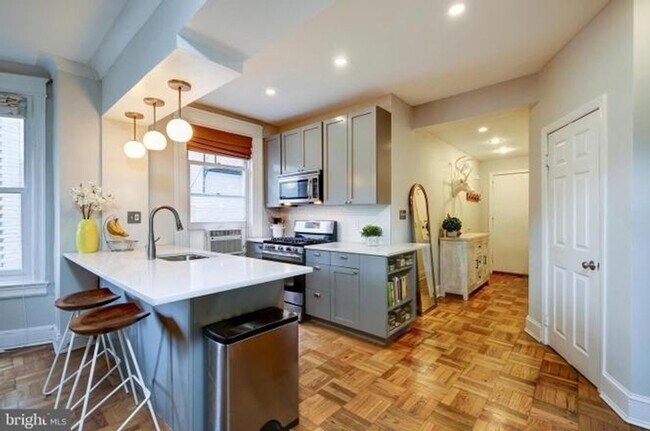 Foto del edificio - 1869 Mintwood Pl NW