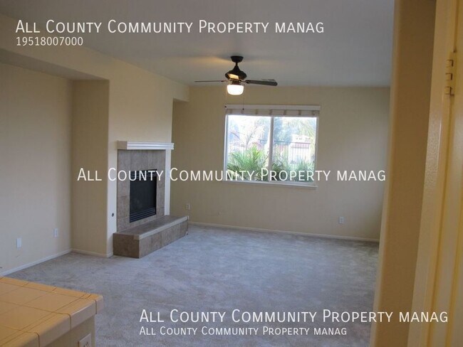 Foto del edificio - 4 Bed 3 Bath + Bonus Room ~ Two Story Home...