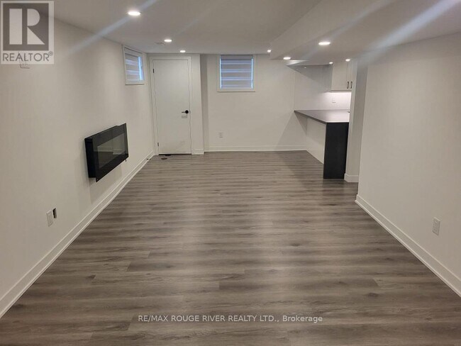 Photo du bâtiment - 116 Elinor Ave