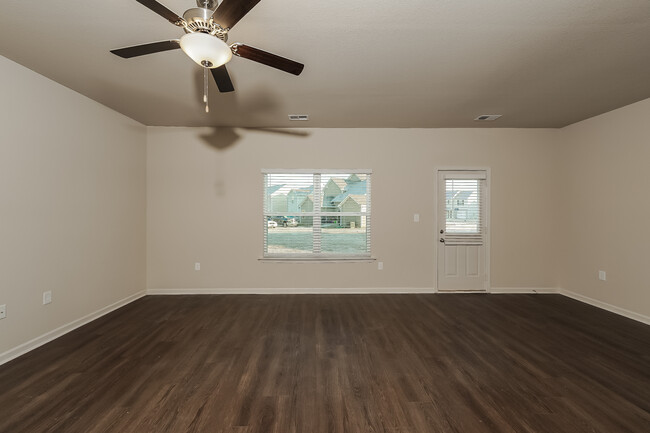 Foto del edificio - 425 Clover Cir