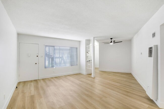 Interior Photo - 950 Venice