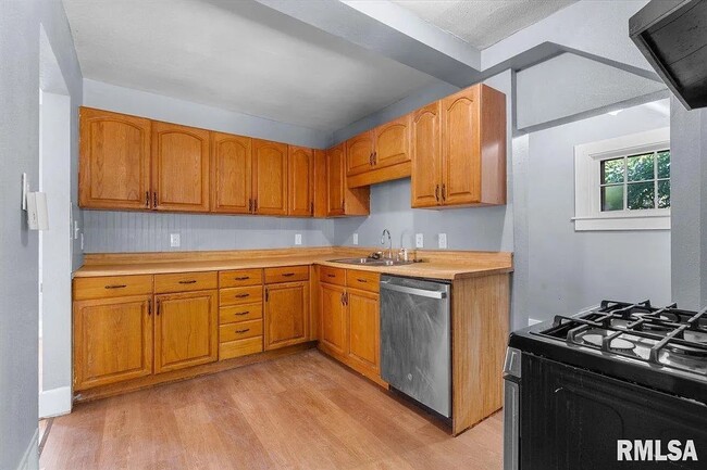 Building Photo - 1624 N 5th St