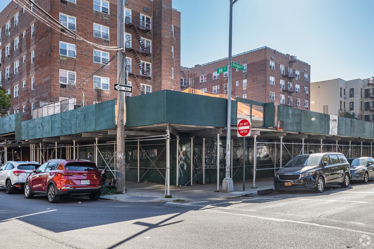 Primary Photo - 8650 Dongan Ave