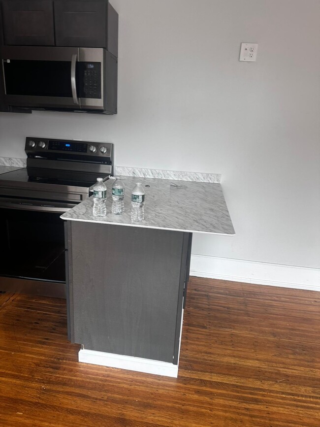 Building Photo - 552 3rd St