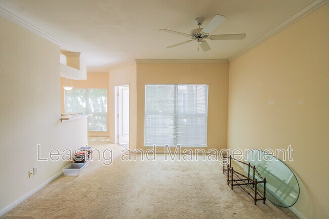 Building Photo - 700 Daniel Ellis Dr