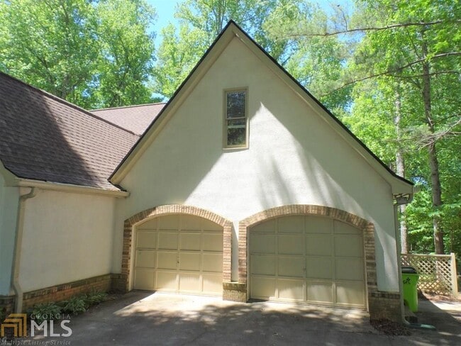 Building Photo - 379 White Oak Dr