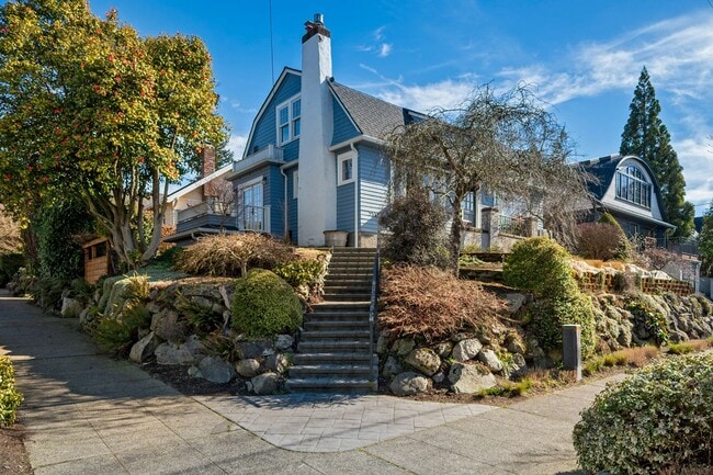 Building Photo - Charming 3?Bed / 1?Bath Dutch-Colonial Hom...