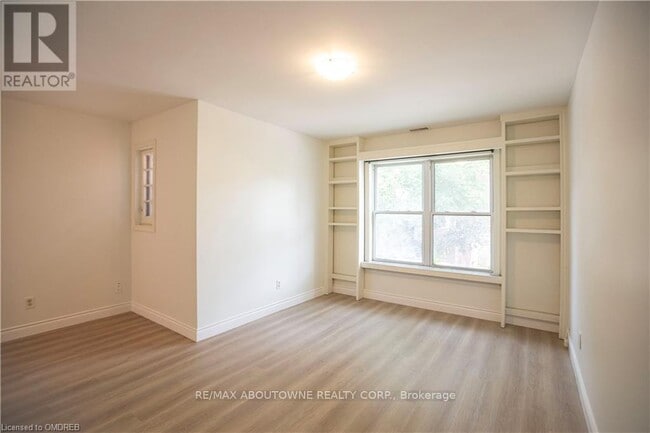 Photo du bâtiment - 49-49 Fairleigh Ave S
