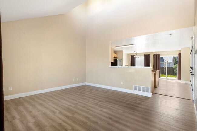 Building Photo - 6276 Riverdale Dr