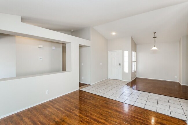 Foto del edificio - 5904 Red Umber Ave