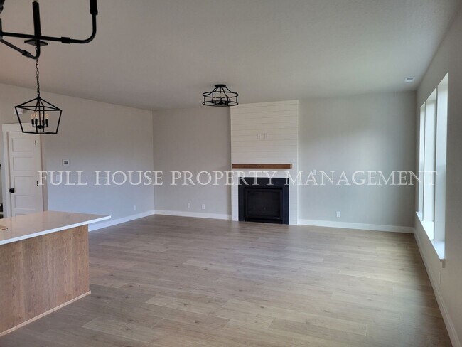 Building Photo - 3 br, 2.5 bath House - 1096 South 33rd St.