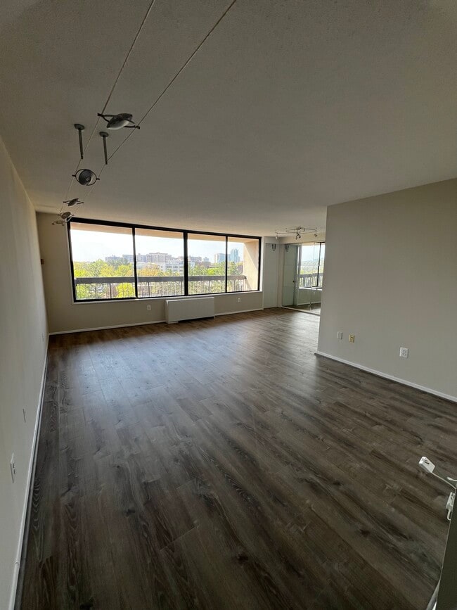 Foto del edificio - 3705 S George Mason Dr