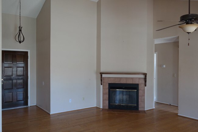 Building Photo - 9015 W Hatcher Rd