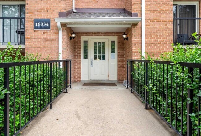 Building Photo - 18334 Streamside Dr