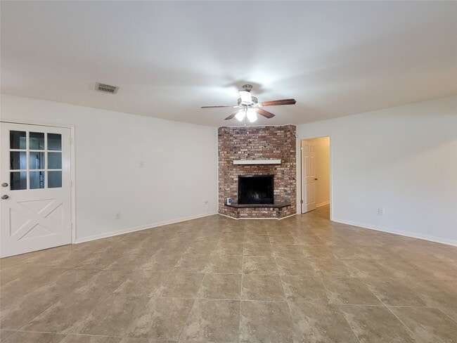 Foto del edificio - 2115 Forest Oaks Dr