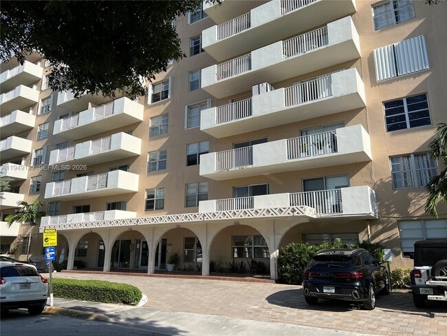 Building Photo - 1455 N Treasure Dr