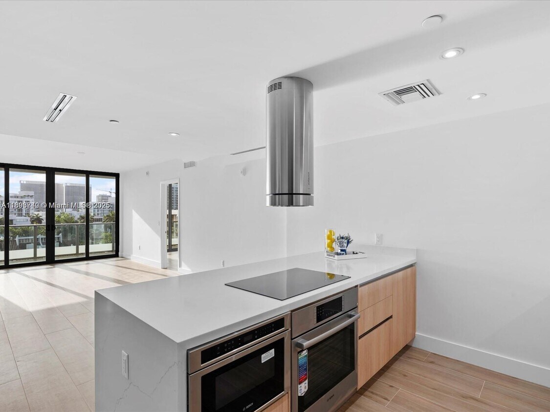 Foto principal - 9901 W Bay Harbor Dr