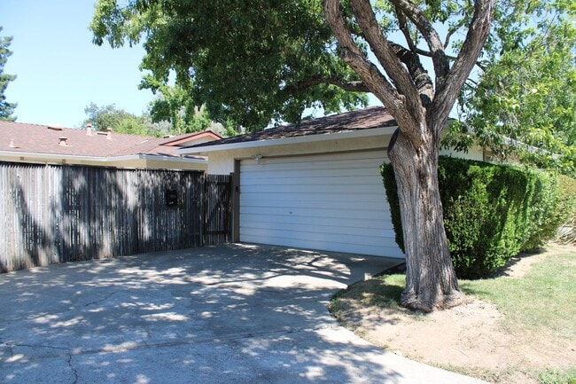 Building Photo - 6351 Chapel View Ln