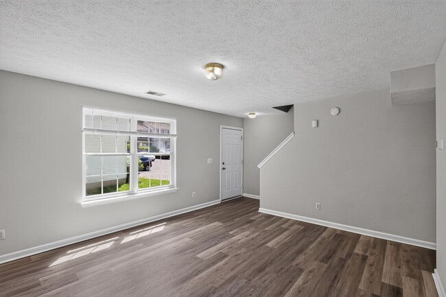 Building Photo - 3 Bedroom End Unit Townhouse