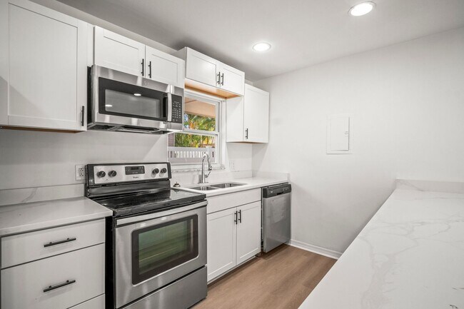 Building Photo - Fully Renovated 3 Beds 2 baths condo off Mcgregor - Fort Myers