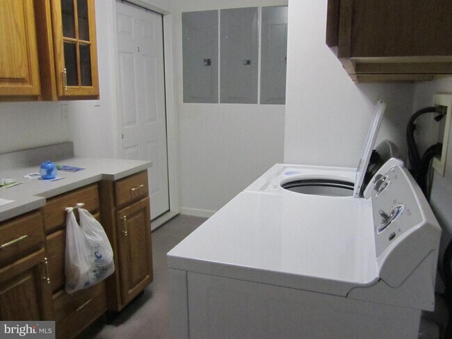 Foto del edificio - 823 Cove Point Rd