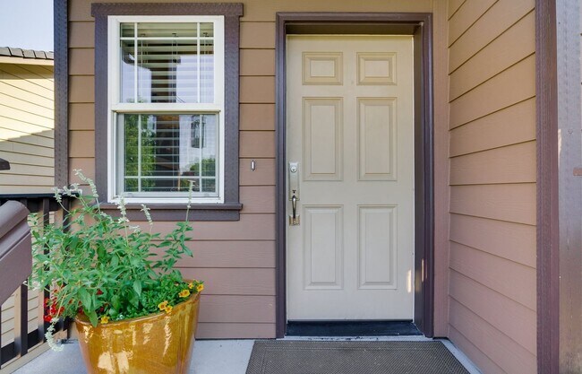 Building Photo - Spacious Happy Valley Townhome Featuring Three Bedrooms, Two Balconies & Attached Garage