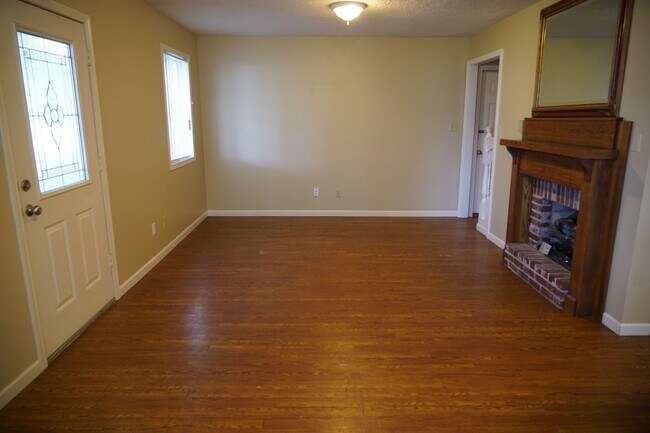 Building Photo - 3 BD 2 BA HOUSE!