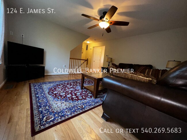 Foto del edificio - Fantastic End Unit Townhome with All Utili...