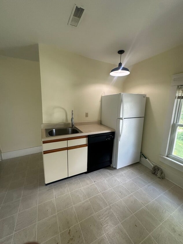 Building Photo - 608 W Columbia Ave