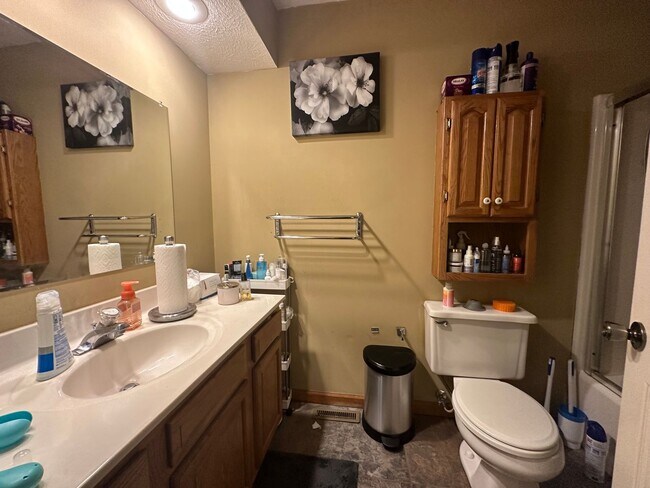 Foto del edificio - 2 bedroom 2 bath home west side springfield 1650.00