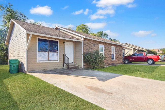 Building Photo - 1626 Kelly Dr