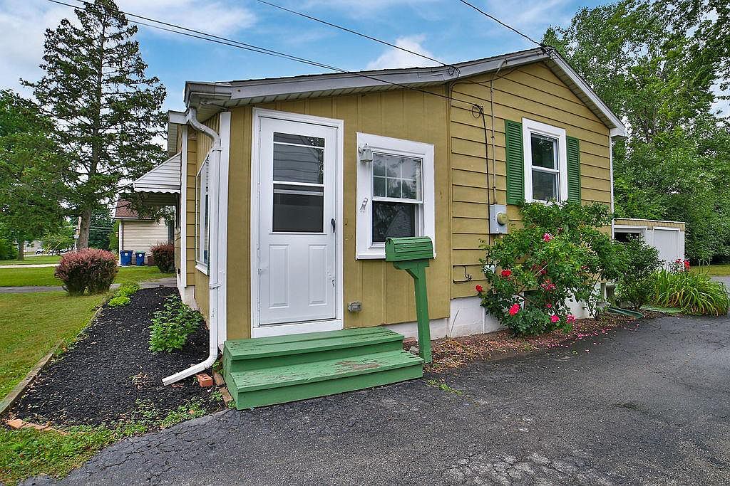 Primary Photo - 672 Longmeadow Rd
