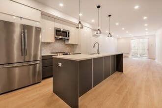 Building Photo - 364 Rue Delinelle