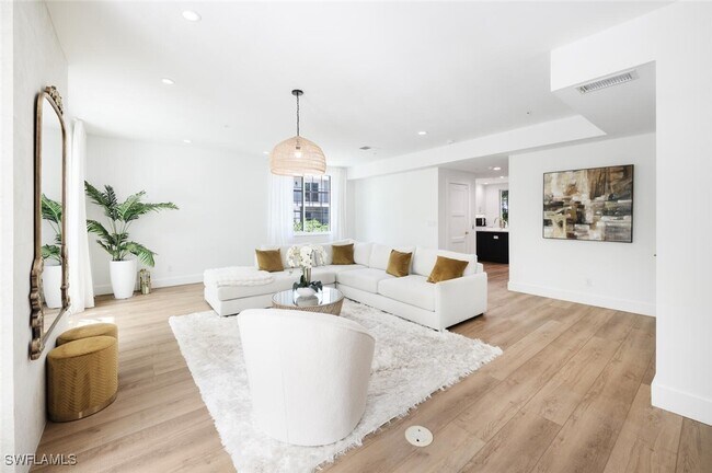 Building Photo - 888 10th St S