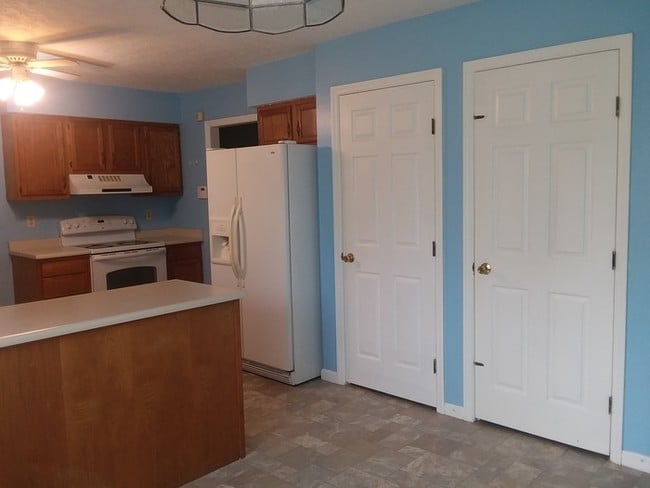 Building Photo - 8351 Country Oaks Station