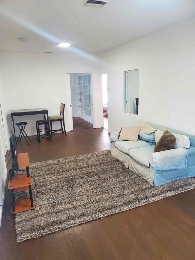 Foto del edificio - 3509 Pinewood Ave
