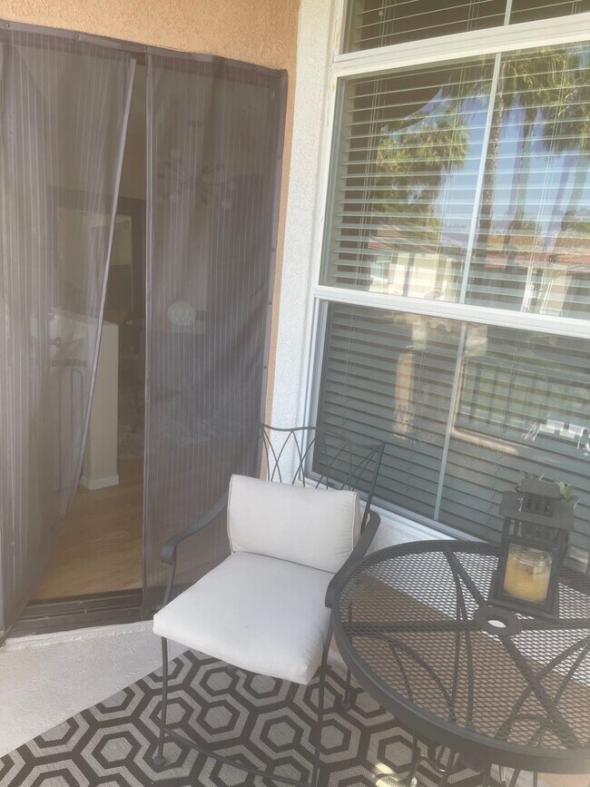 Foto del edificio - 2 bedroom 2 bath condo with single car garage