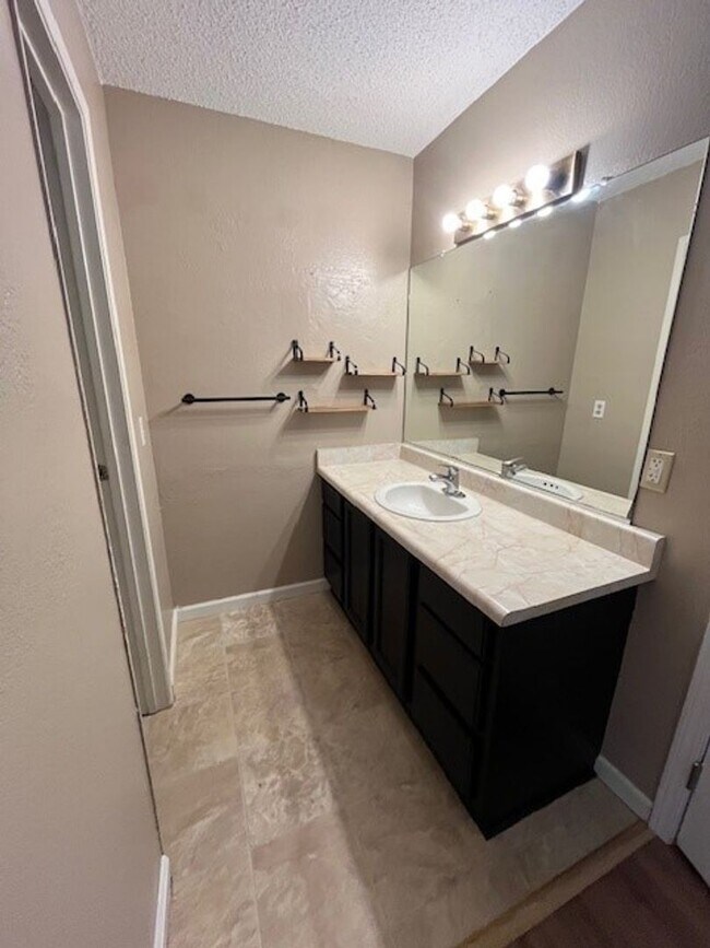 Foto del edificio - 5725 Sage Dr